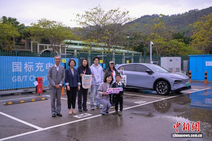 12月23日,香港特区政府运输署与中电源动集团合作在大屿山竹篙湾设立的充电设施正式启用,为“粤车南下”及“港车北上”旅客提供配套支持。图为大屿山充电站迎接首批使用者。 中新社记者 陈永诺 摄