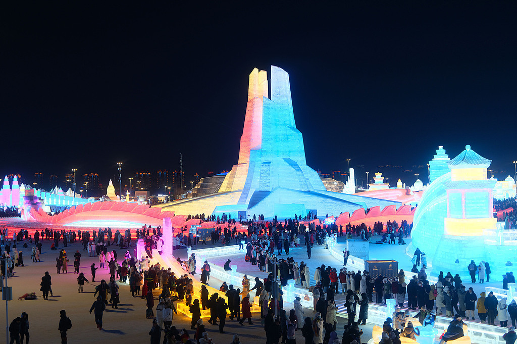 △2025年2月8日，哈尔滨市冰雪大世界景区游人如织。