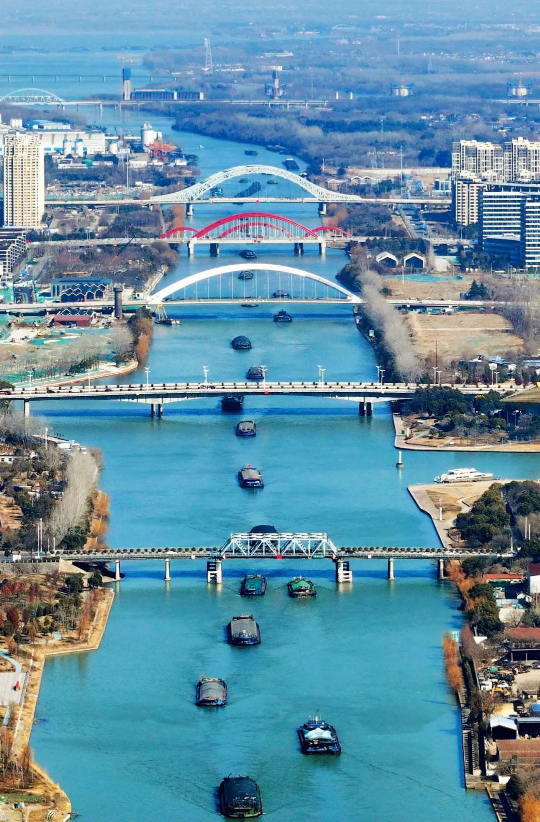 2月9日,京杭大运河江苏扬州段,装载煤炭、化肥、建材等货物的船只有序航行。图/视觉中国