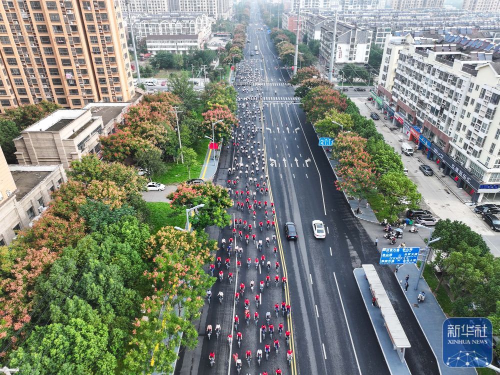 ↑ 10月1日,江苏省淮安市盱眙县举行“共贺祖国华诞”绿色骑行活动(无人机照片)。新华社记者 季春鹏 摄