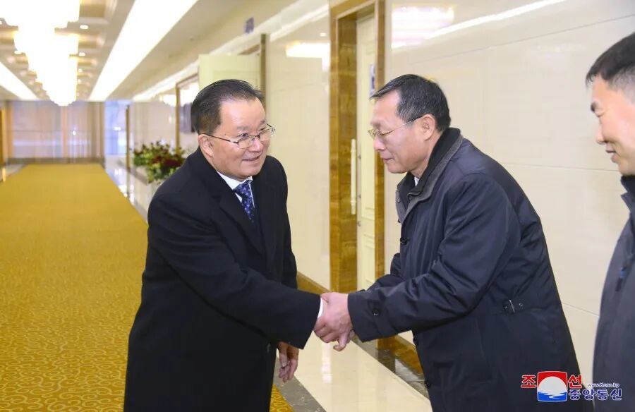 2024年1月,朝鲜外务省副相金仙景(左一)启程前往乌干达。图/朝中社