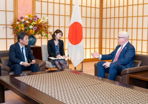 20日,格拉斯(右)与日本外相茂木敏光会面 格拉斯X账号