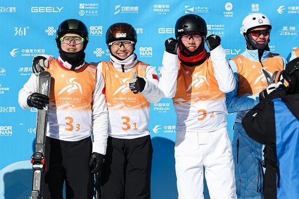 2月10日,黑龙江哈尔滨,2025哈尔滨亚冬会自由式滑雪空中技巧混合团体决赛。图为齐广璞、徐梦桃、李心鹏庆祝夺冠。视觉中国供图