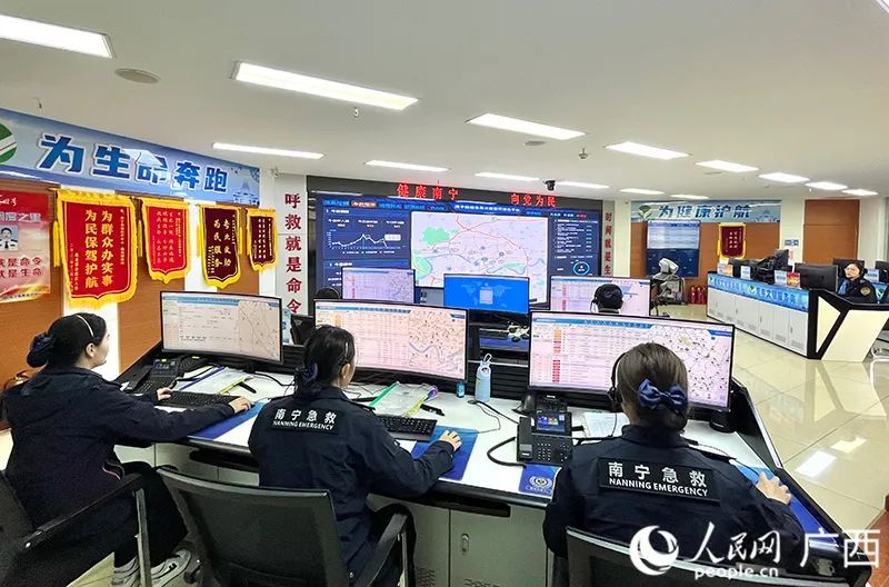 南宁120在广西率先建成并使用云调度指挥平台,实现移动指挥调度。人民网 韦欢摄