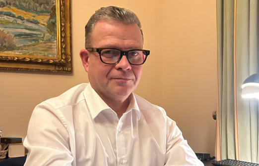 芬兰总理奥尔波近照 社交媒体