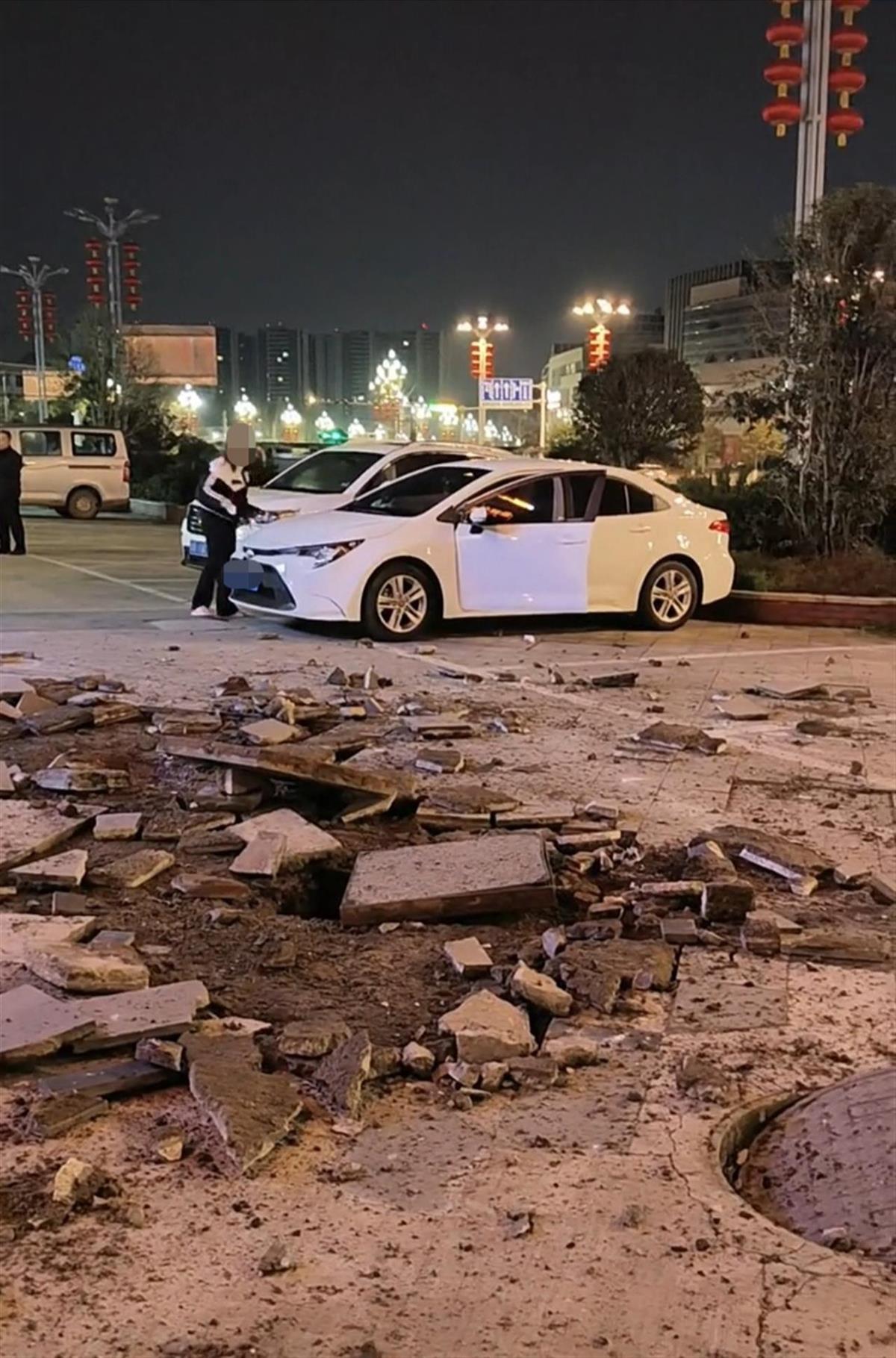 地砖碎裂，井盖翘起（媒体报道截图）