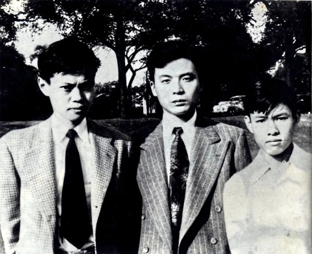 从左至右:杨振宁、邓稼先、杨振汉于芝加哥大学