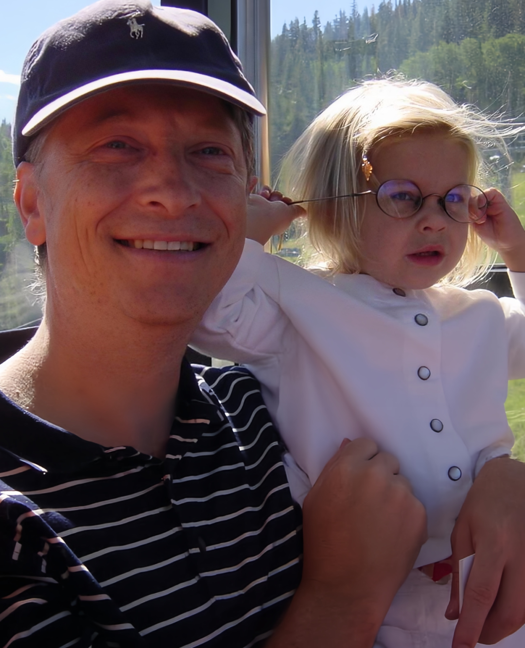 ·年幼時(shí)的菲比與父親。(菲比社交媒體賬號(hào))