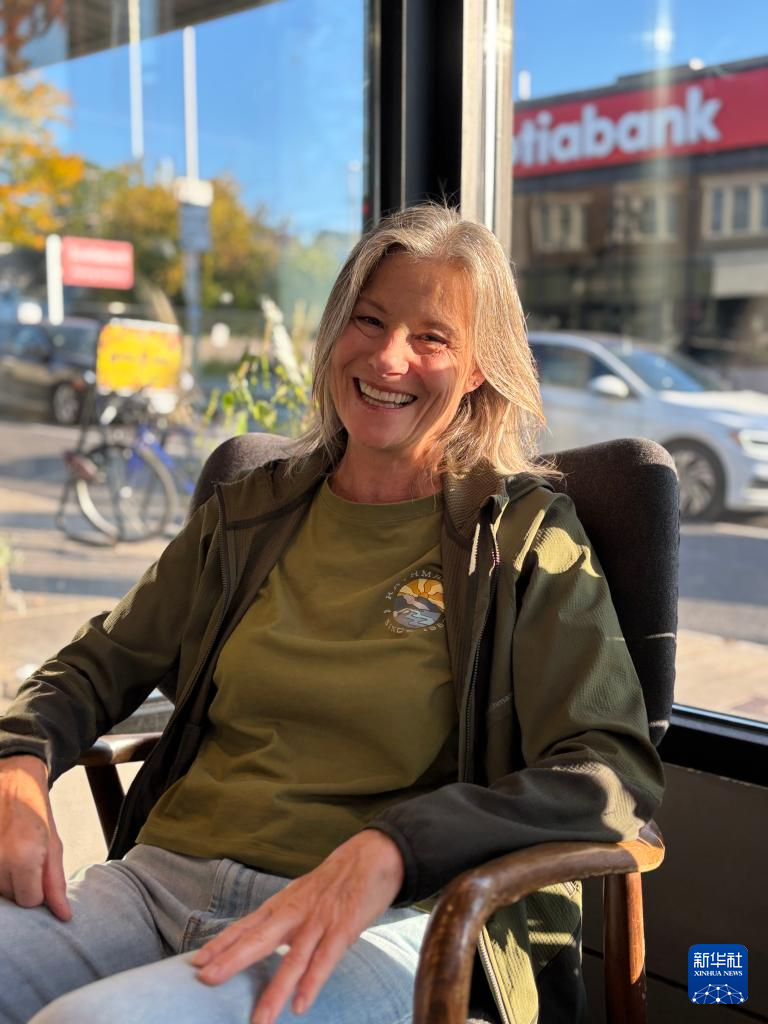 10月4日,佩姬·西利在加拿大渥太华一家咖啡馆接受记者采访。新华社发(陈敏摄)