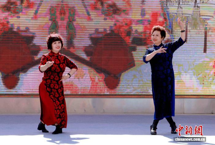 民勤县将曲子戏演出纳入公共文化服务范畴，送戏下乡进社区。资料图　马爱彬　摄