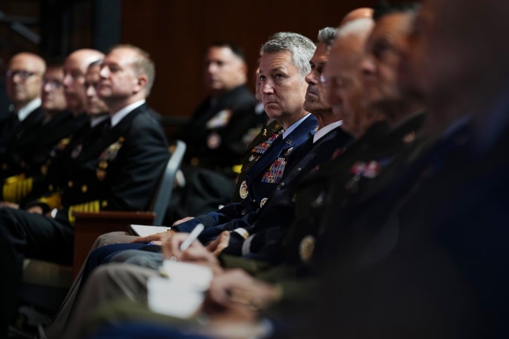 美军参谋长联席会议主席丹·凯恩(中)9月30日在弗吉尼亚州匡蒂科的海军陆战队基地同其他高级军官听取美国国防部长赫格塞思的讲话。图源:美媒