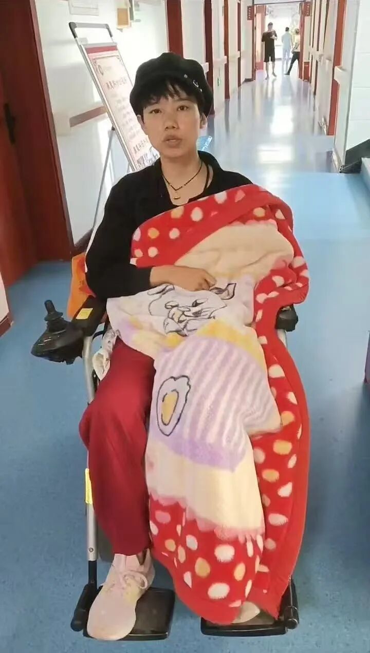 被掐颈致瘫后的杨宁宁 图/受访者提供