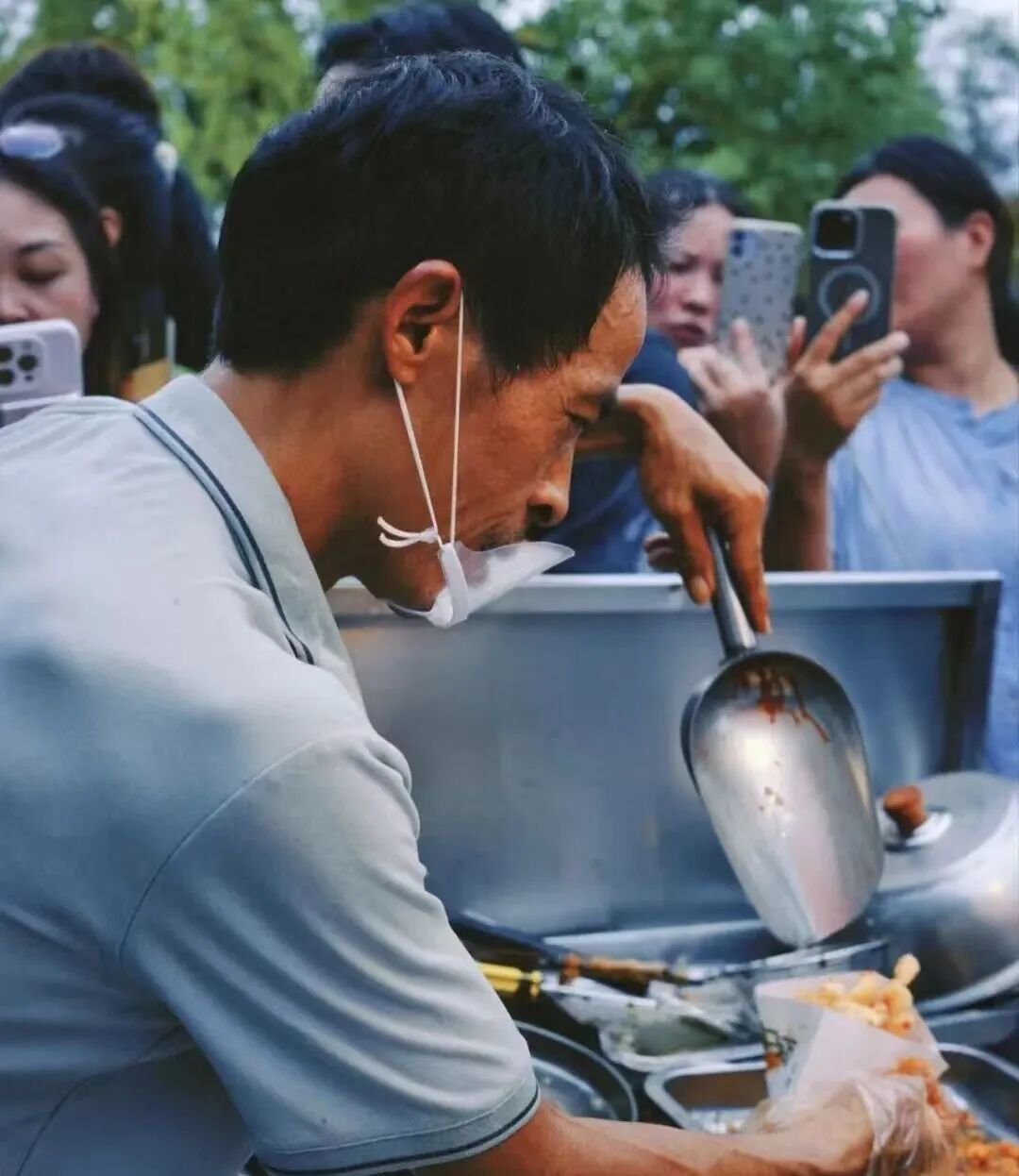 ▲「鸡排哥」此前曾表示,他被求合影的顾客堵到快窒息了。