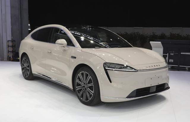 智界R7销量半年跌六成,发生了什么?为啥突然没人买了?