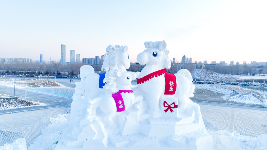 位于哈尔滨冰雪大世界南售检票大厅的巨型雪雕“童话小马一家”。(图片来源:哈尔滨冰雪大世界微信公众号)
