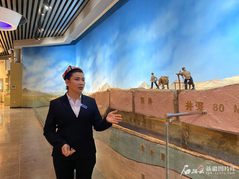 吐尔逊娜依&middot;胡吉艾合买提在景区博物馆讲解。石榴云/新疆日报记者 赵梅摄
