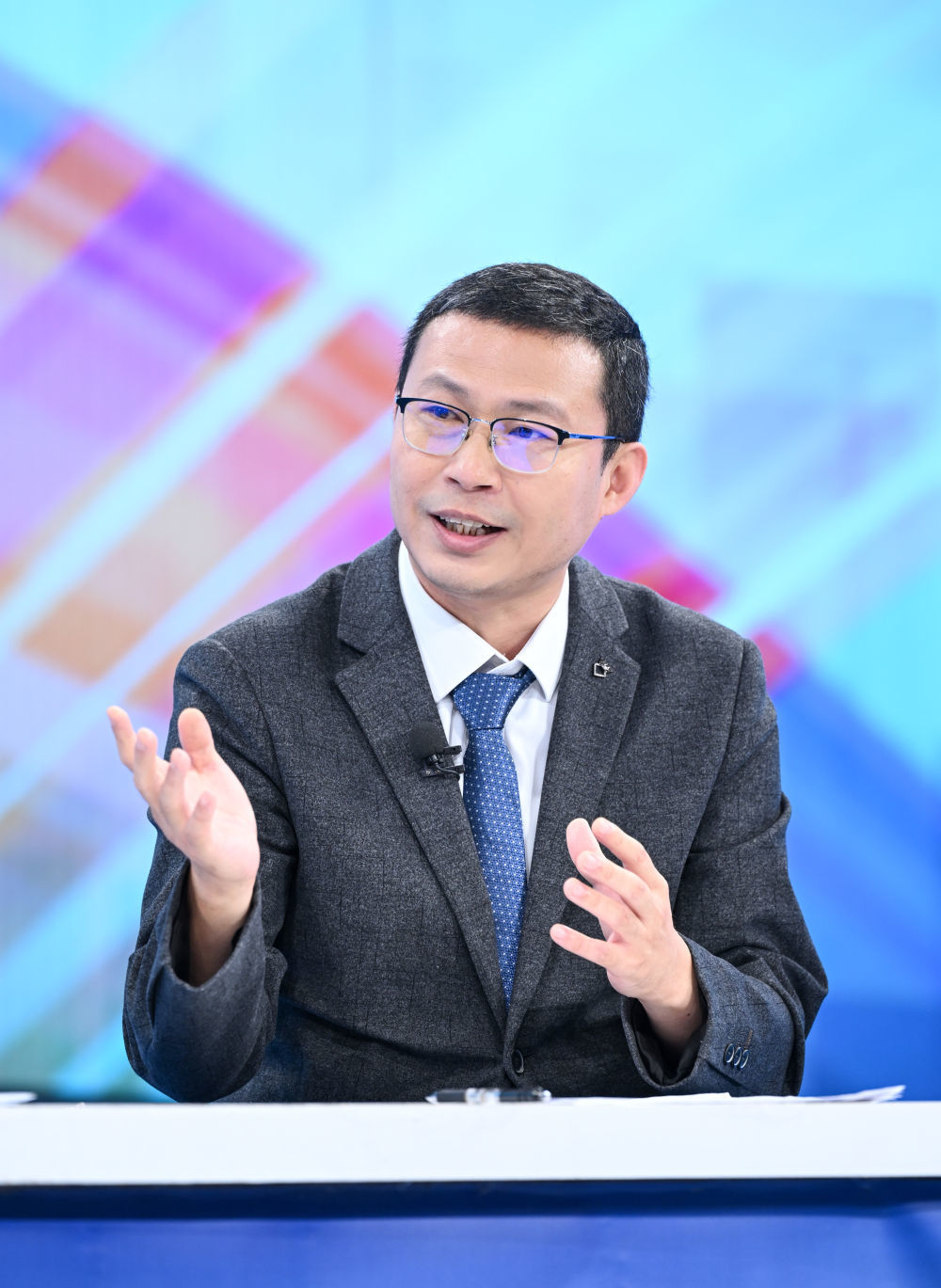 国家海洋信息中心副主任、研究员李双建在第二十二期“中国经济圆桌会”大型全媒体访谈节目录制现场发言。新华社记者 陈晔华 摄