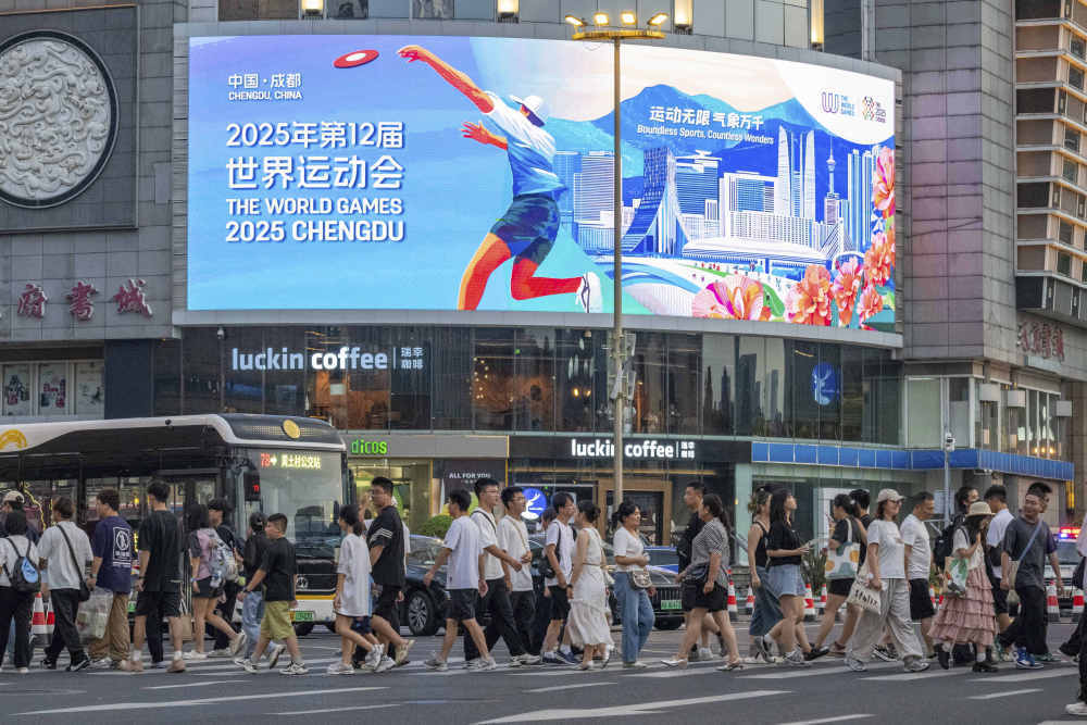 ↑这是8月7日在成都街头拍摄的成都世运会海报。新华社记者 谢剑飞 摄