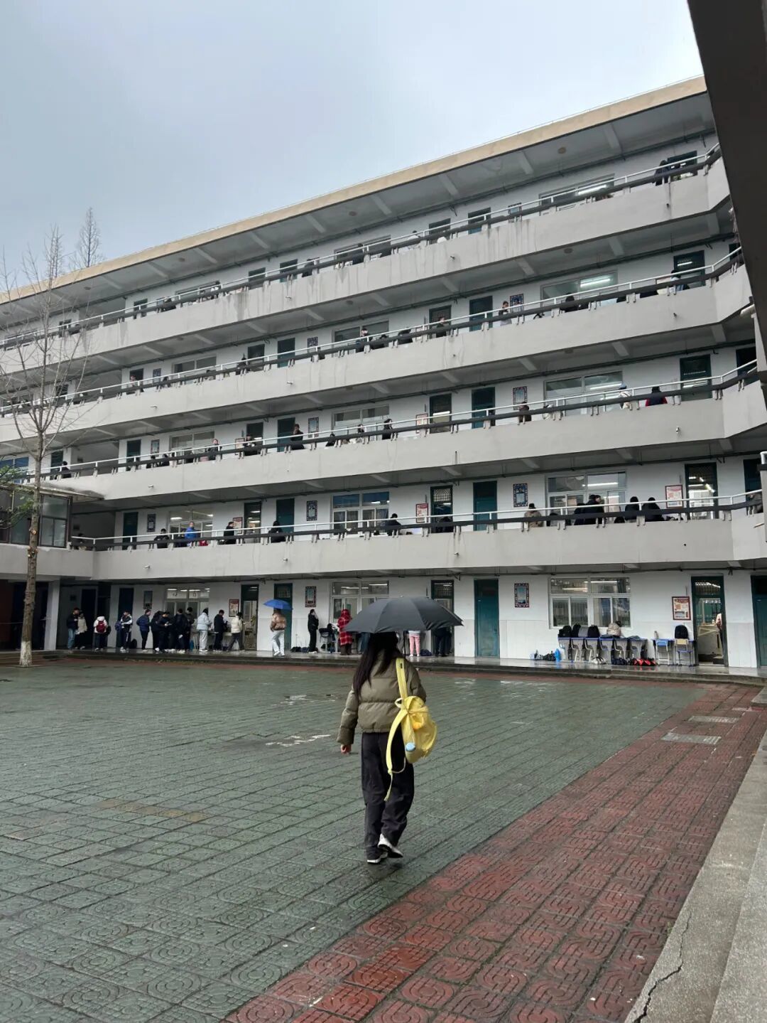 江莱于省考考场外