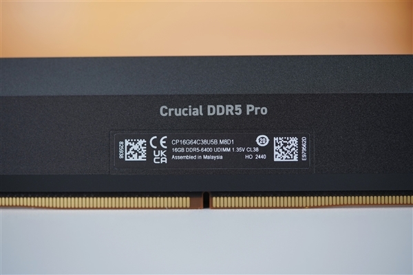 狂飙6400MT/s！英睿达DDR5 Pro超频版游戏内存图赏