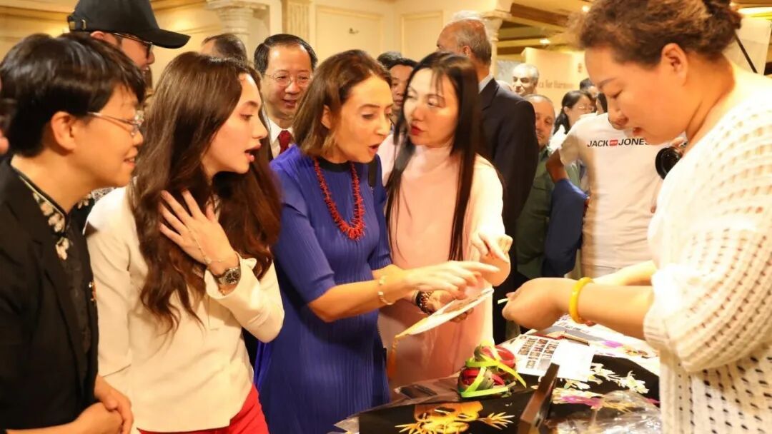 (唐彩萍在安曼为约旦王妃和公主及嘉宾现场制作麦秆画)