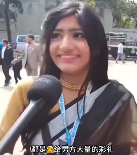 ▲某博主在孟加拉的街头拍摄短视频(图/视频截图)