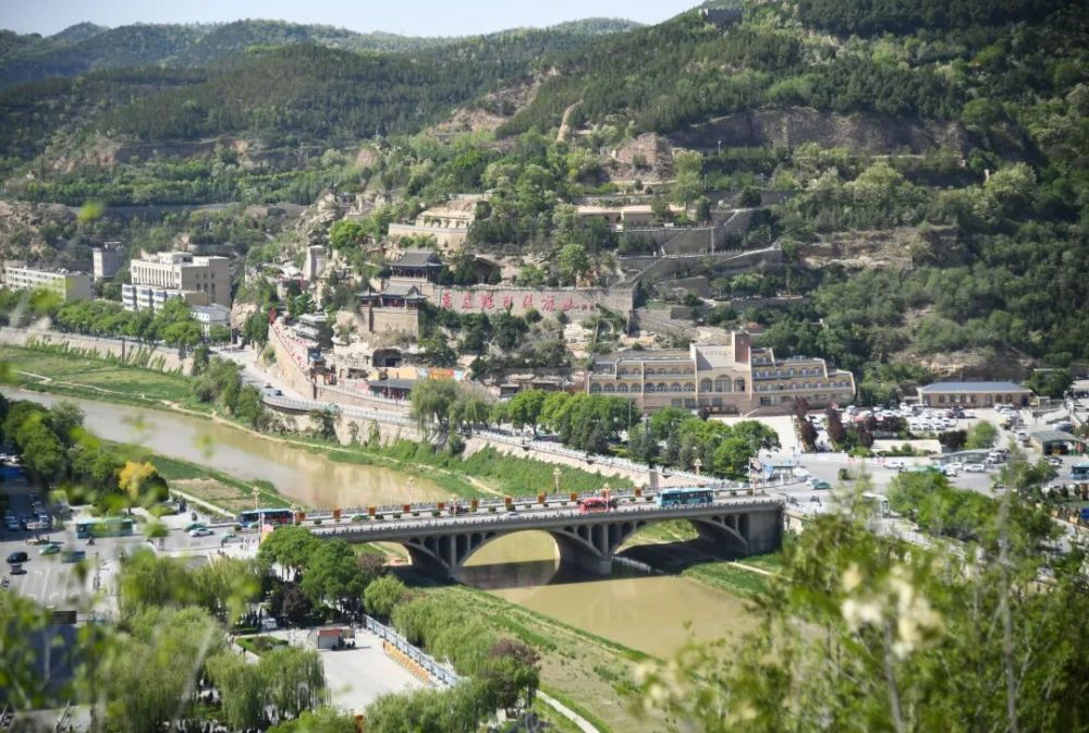 延安市城区风光。新华社记者 张博文 摄
