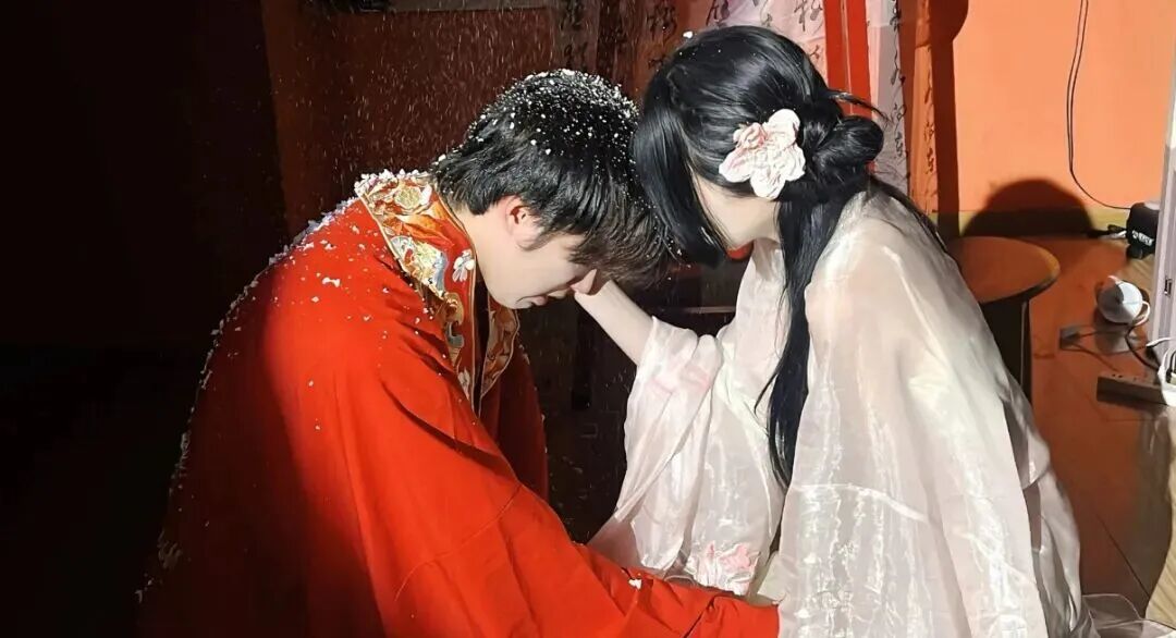 在恋陪本里,DM辅助不再只是剧本杀的主持人,而是玩家最重要的情感对象