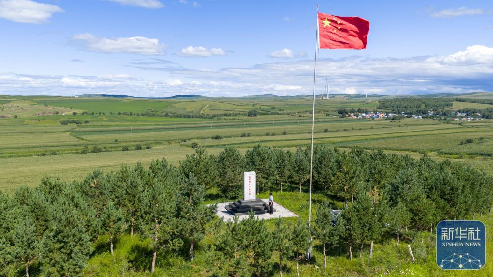 ↑8月23日,内蒙古呼伦贝尔市阿荣旗六合镇,孙福贵在“红军岗”上缅怀牺牲在此的东北抗联先烈(无人机照片)。新华社记者 马金瑞 摄