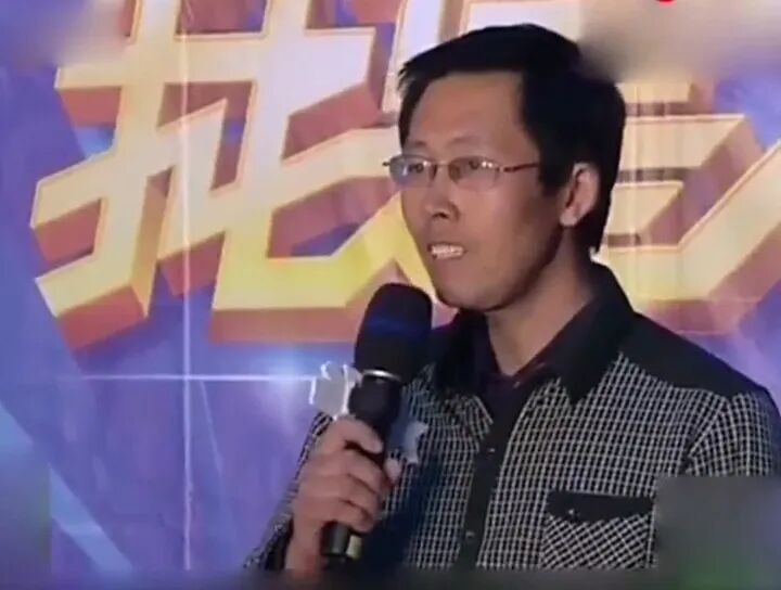 9年前在《我是大明星》舞台上唱歌的李根(视频截图)