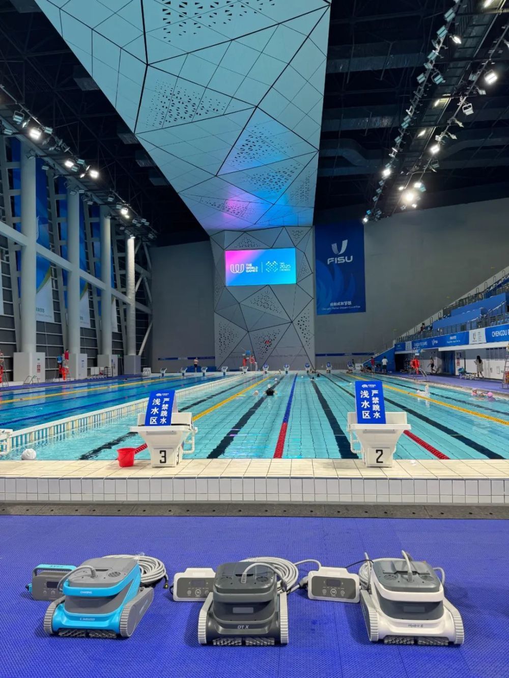 图为泳池清洁机器人设备。由受访者供图