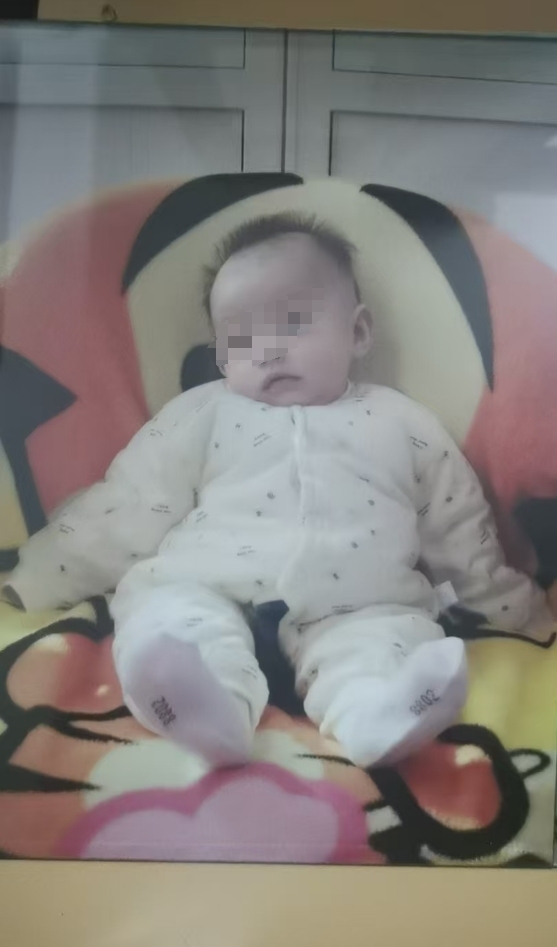 涉事女婴小丫的百日照。 黄丽提供