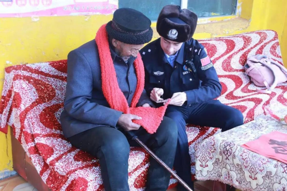民警走访牧民住所，提供帮助