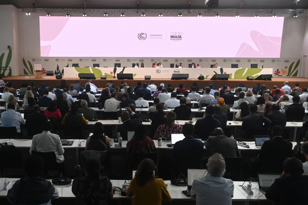 11月21日,代表参加在巴西贝伦举行的《联合国气候变化框架公约》第三十次缔约方大会(COP30)。