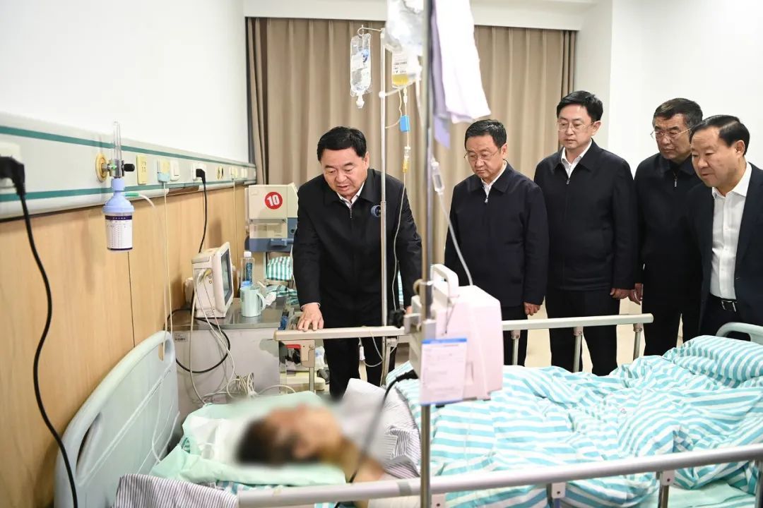 省委书记、省人大常委会主任郝鹏,省委副书记、省长王新伟赶到辽阳市中心医院,看望慰问受伤人员,详细询问伤情和治疗情况。