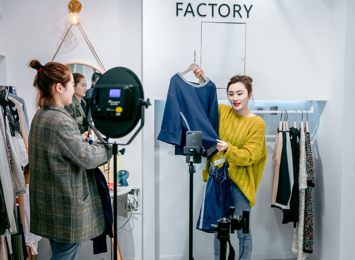 在常熟服装城，商家在进行网络直播销售（资料照片）。新华社发