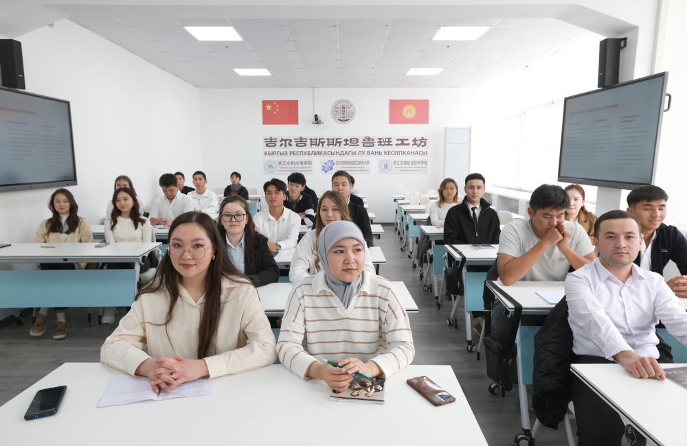 2024年10月，学生们在吉尔吉斯斯坦首都比什凯克的鲁班工坊智慧教室内上课。新华社发（罗曼摄）
