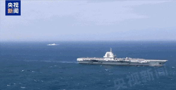 多型艦載機依次停放在福建艦甲板上,蓄勢待發