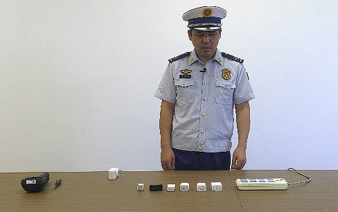 △消防员准备了六个不同品牌的手机充电器。图源：宁波消防