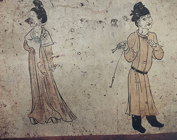 唐章怀太子墓前甬道东壁内侍、侍女图(局部)。从面貌看,画中男侍为宦官,他头裹幞头,着黄袍黑靴,右手持鱼符,鱼符下系钥匙。太子东宫有宫门局,设宫门郎掌宫门管钥,此手拿鱼符钥匙的宦者,当为宫门郎。其服黄,应非正式的品官服色。