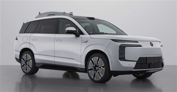 向问界M8亮剑 全新腾势N8L实车亮相:标配三电机四驱