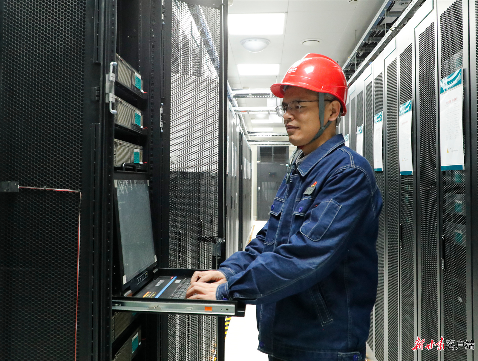 2025年除夕，白万荣在信息通信机房开展信息运行与网络安全特巡工作。
