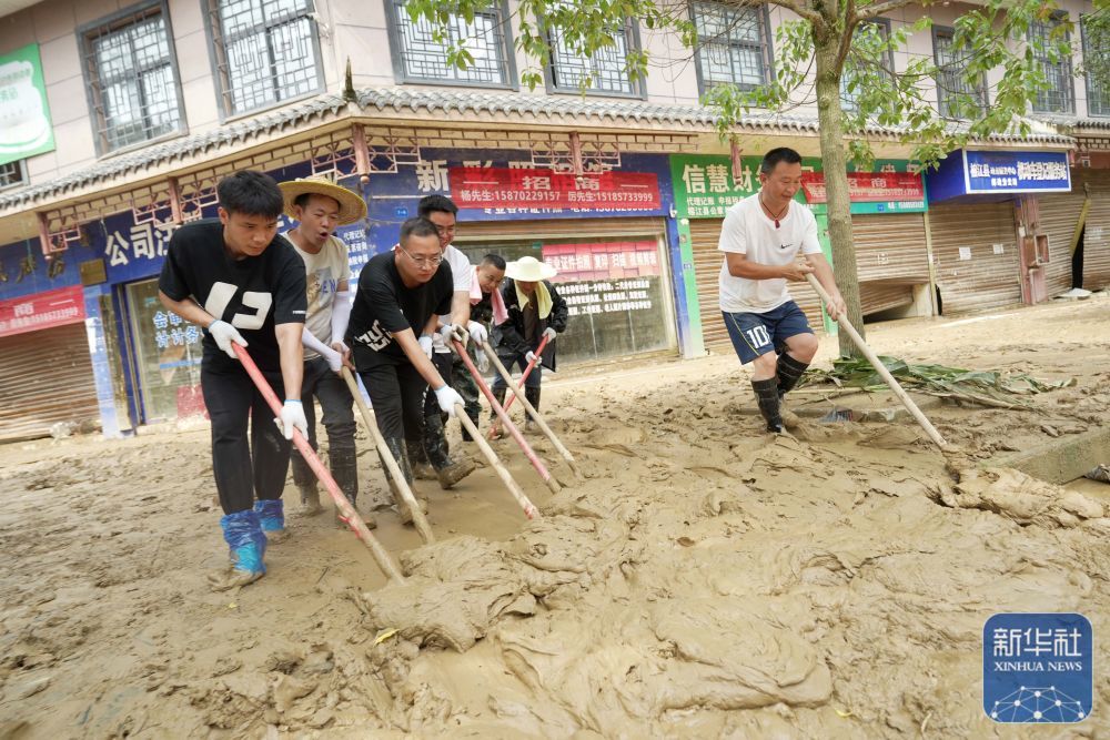 6月26日，林进标在榕江一中附近参与灾后清淤。