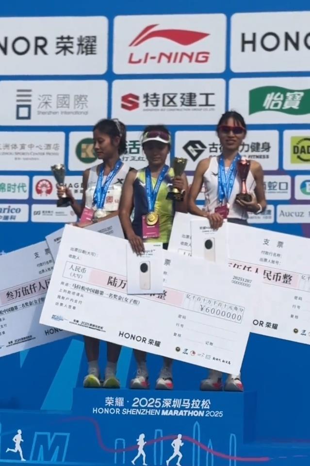 12月7日,张水华(右)在深圳马拉松获得国内女子组季军