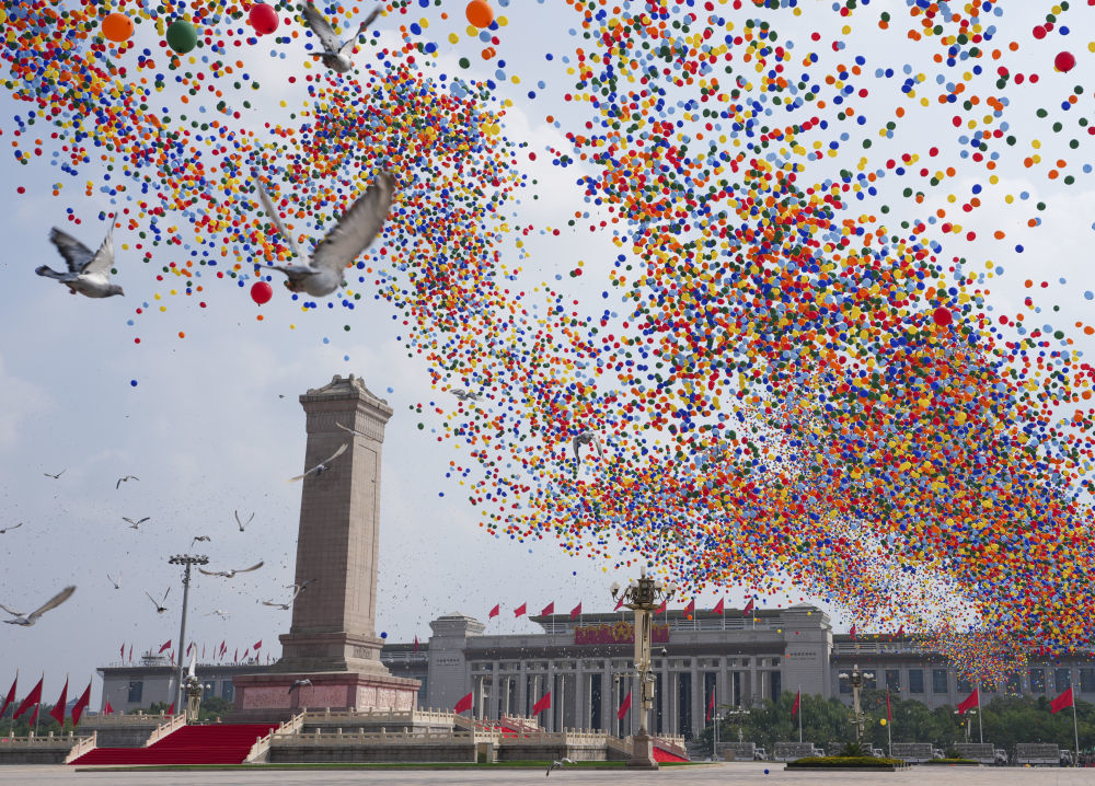 2025年9月3日,纪念中国人民抗日战争暨世界反法西斯战争胜利80周年大会在北京隆重举行。这是天安门广场放飞气球和鸽子。新华社记者 江文耀 摄