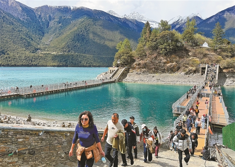 游客在巴松错景区游玩。记者 旦增兰泽 摄