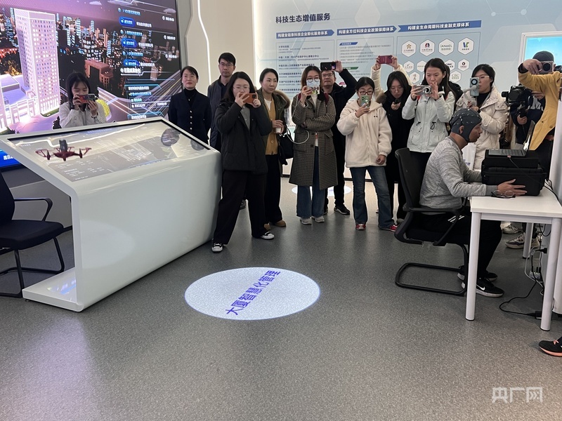 在工作人员意念驱动下，无人机腾空起飞（央广网发 王婧瑜 摄）