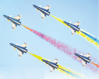 第十一届空军航空开放活动和长春航空展上，空军八一飞行表演队进行飞行表演。邹新江摄