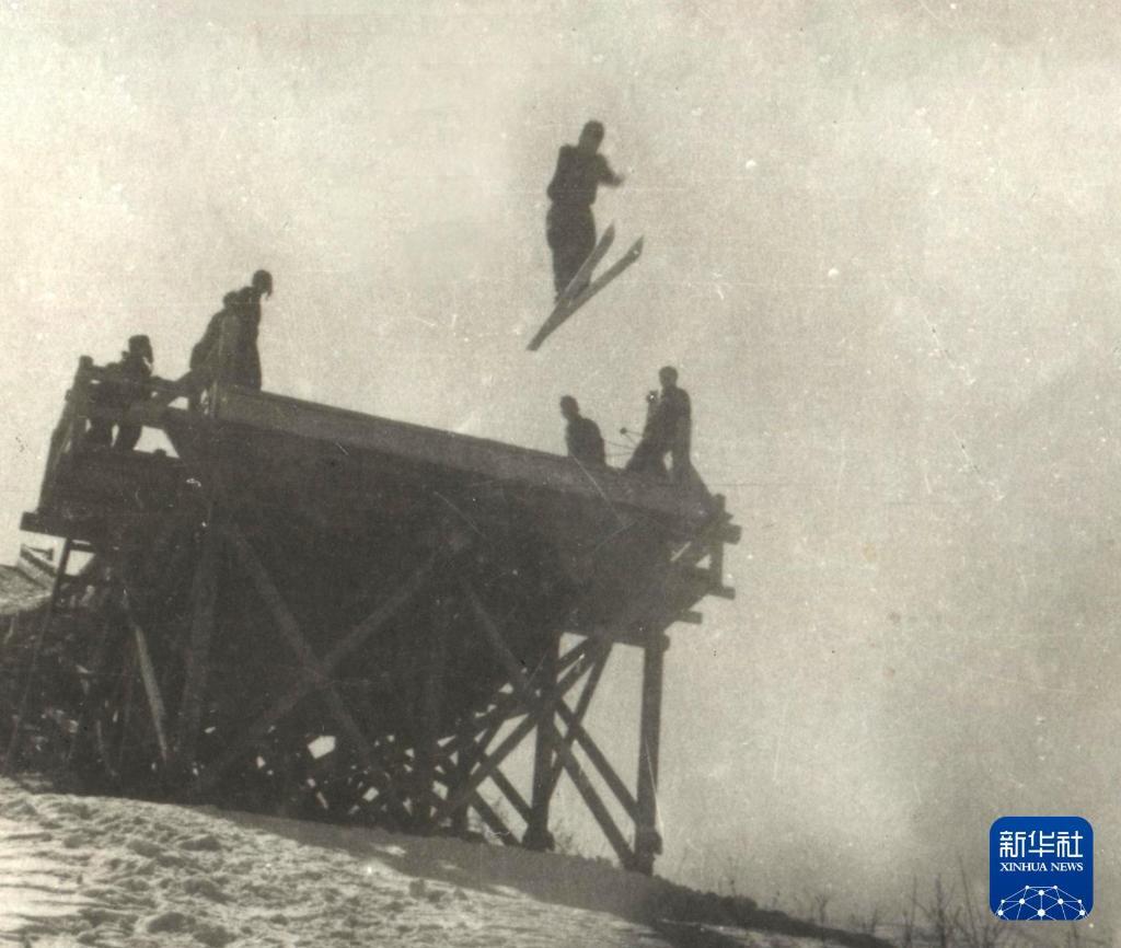 1958年3月2日，新中国第一位滑雪冠军单兆鉴在吉林省通化市进行跳台滑雪训练。新华社发