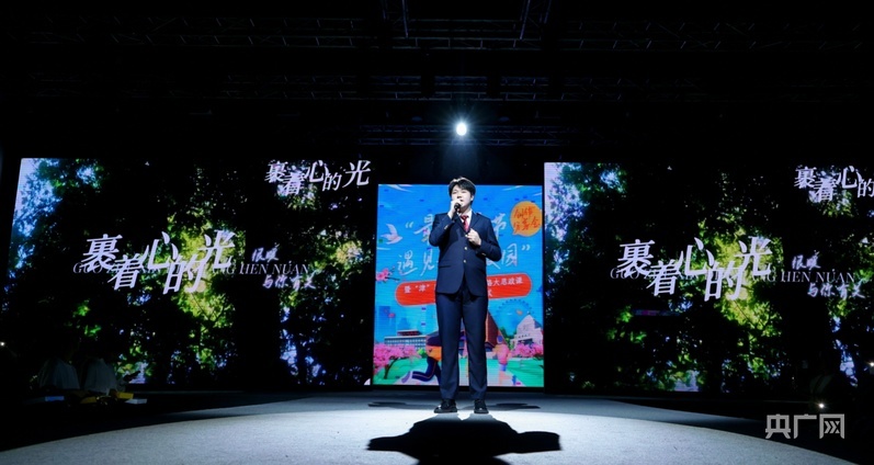 中国民航大学学生独唱《裹着心的光》（央广网记者 韩雨晨 摄）